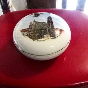 VTG HASSENPFLUG WIEN STHEPHANSDOM CHURCH VIENNA AUSTRIA PORCELAIN TRINKET BOX￼